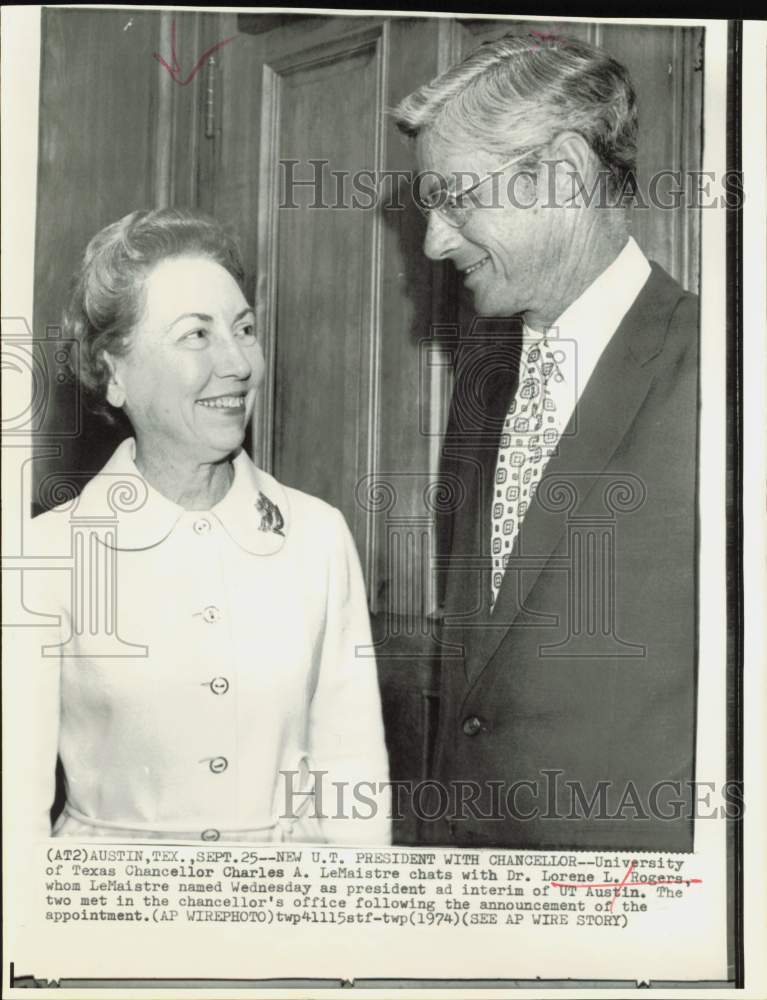 1974 Press Photo Charles LeMaistre and Dr. Lorene Rogers chat at UT.- Historic Images