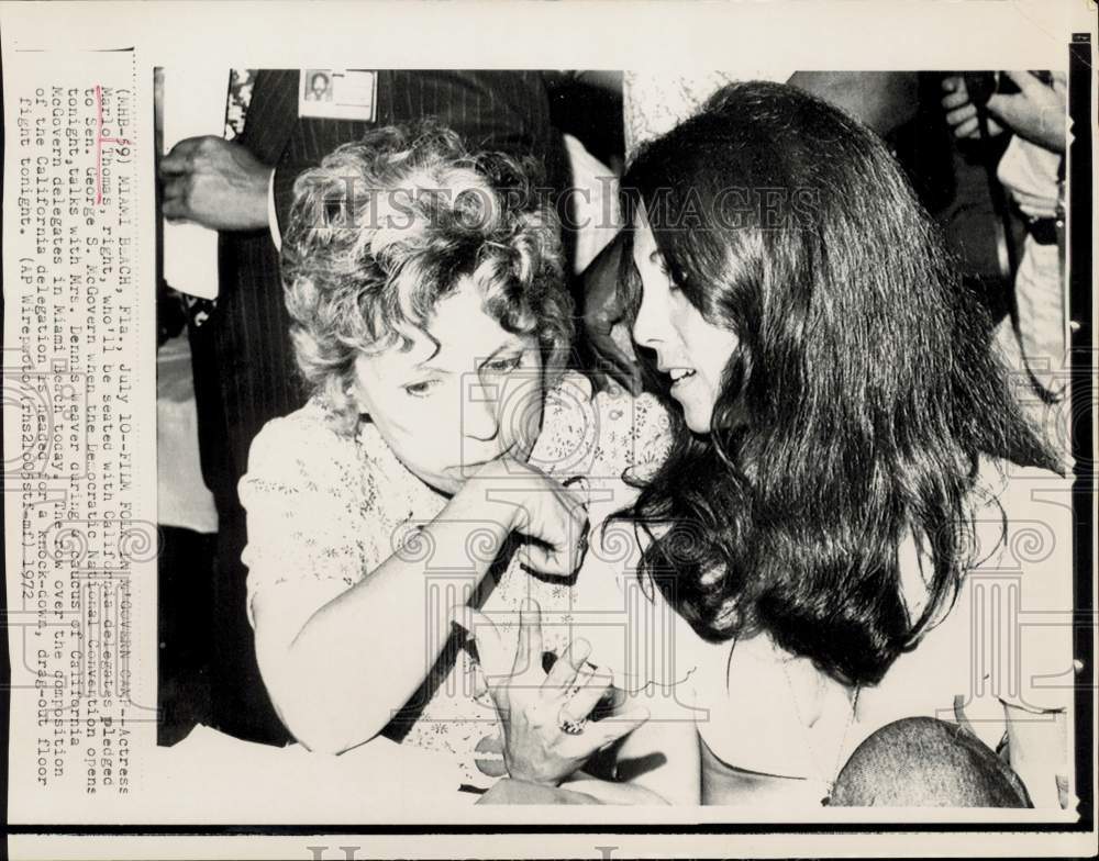 1972 Press Photo Marlo Thomas and Mrs. Dennis Weaver confer at McGovern camp.- Historic Images