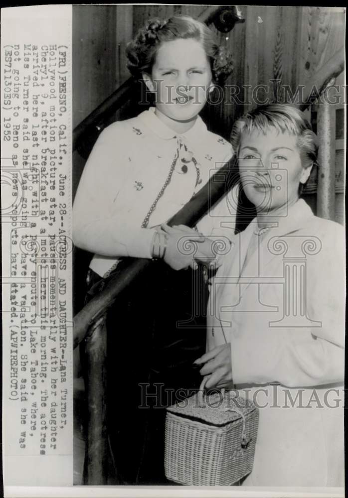 1952 Press Photo Actress Lana Turner and daughter, Cheryl, in Fresno, CA.- Historic Images