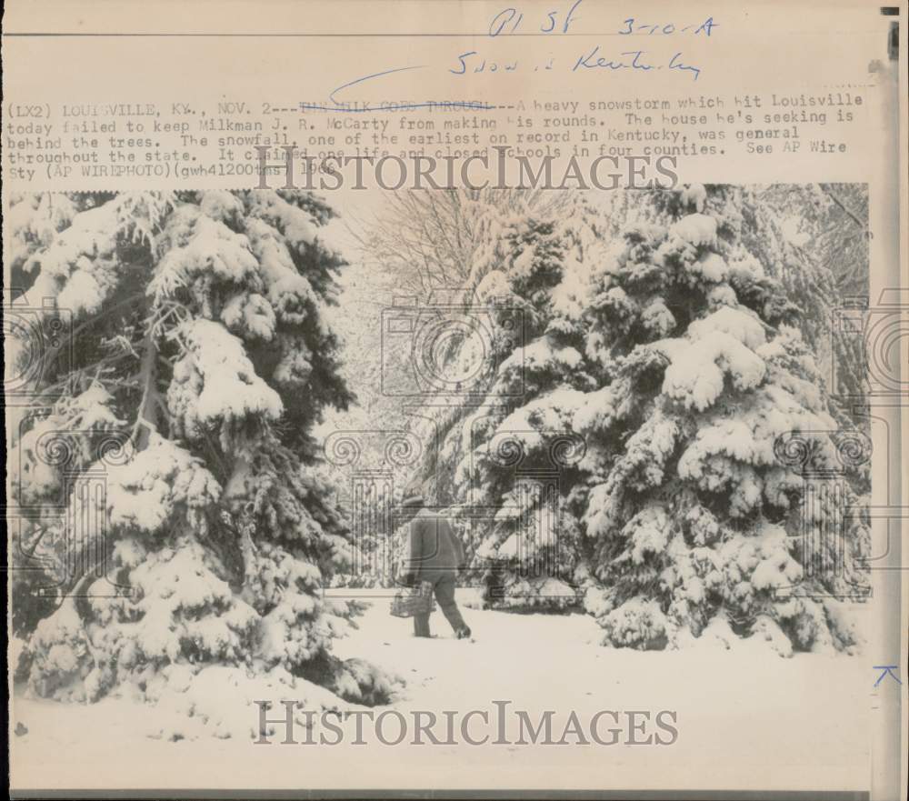 1966 Press Photo Milkman J.R. McCarty trudges through Louisville six-inch snow.- Historic Images