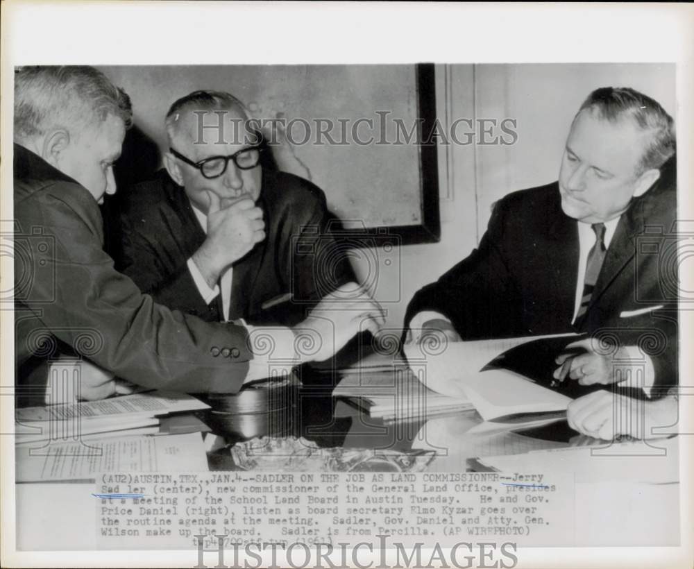 1961 Press Photo Jerry Sadler and officials preside over School Land Board.- Historic Images