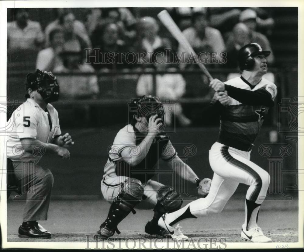 1986 Press Photo Houston Astros Baseball Player Denny Walling watches Homerun- Historic Images