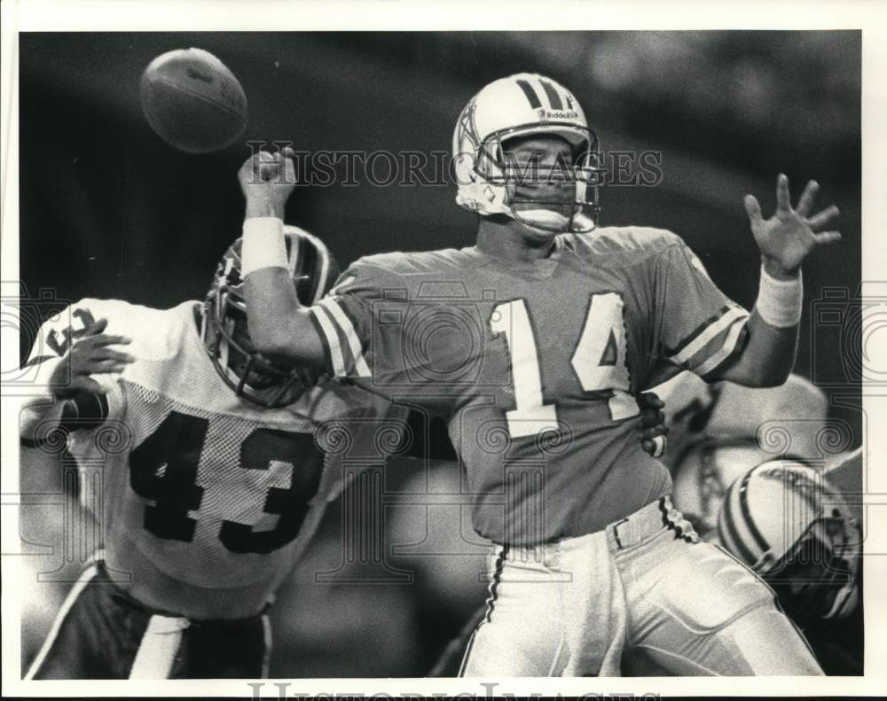 1986 Press Photo Houston Oilers Football Quarterback Ben Bennet tackled in Game- Historic Images