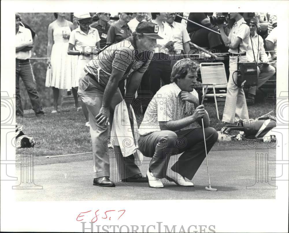 1980 Press Photo Caddie Ralph Coffee helps Golfer George Burns size up Putt- Historic Images