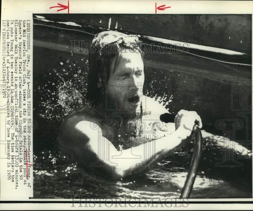 1972 Press Photo Larry Young in Olympic Trials at Steeplechase Pool, Oregon- Historic Images