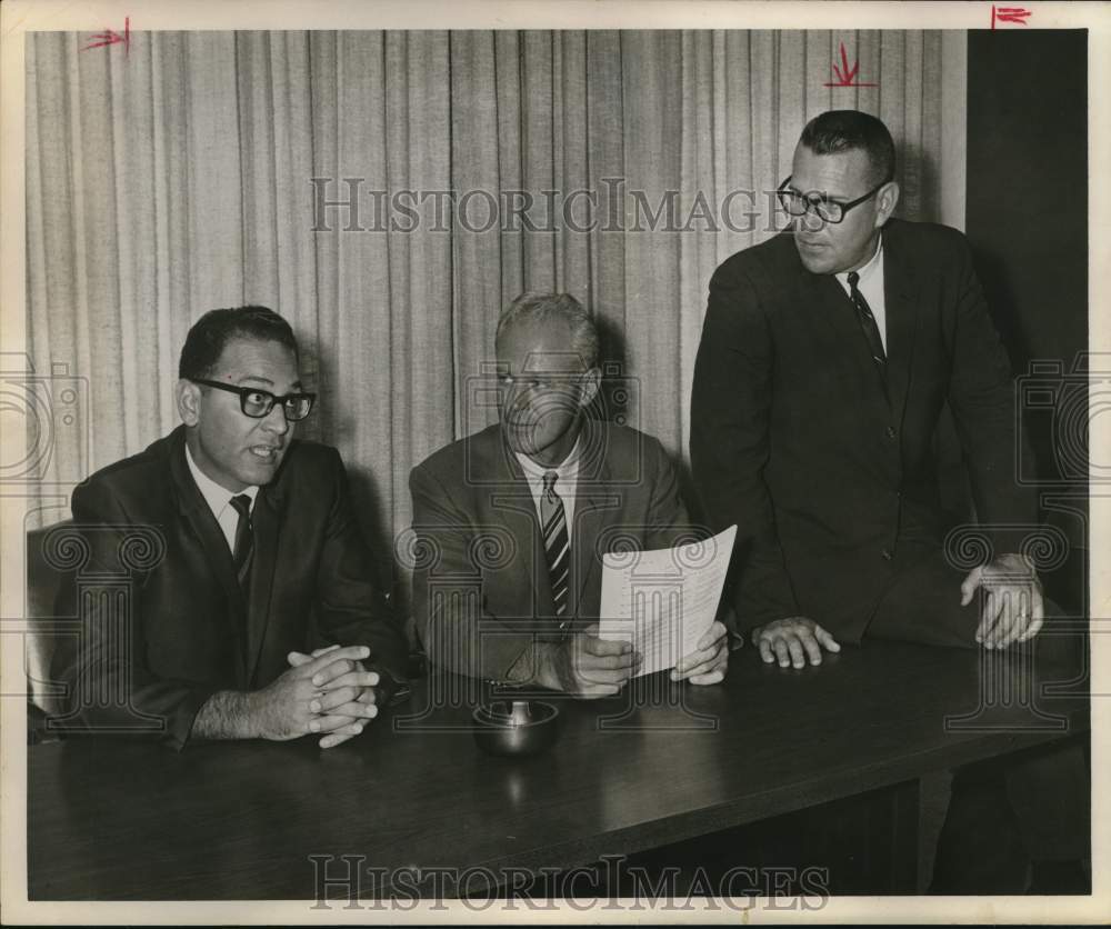 1967 Press Photo Bud Wilkinson at Press Conference with Men - hpx00453- Historic Images