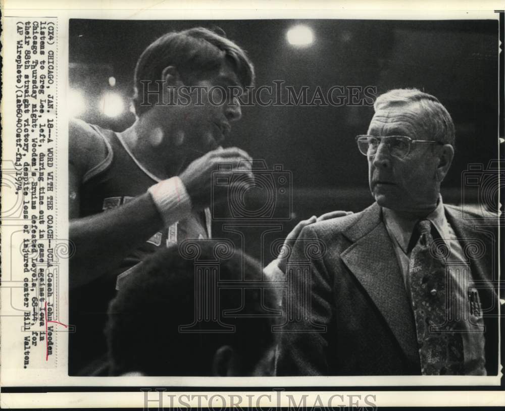 1974 Press Photo UCLA Basketball John Wooden listens to Greg Lee- Historic Images