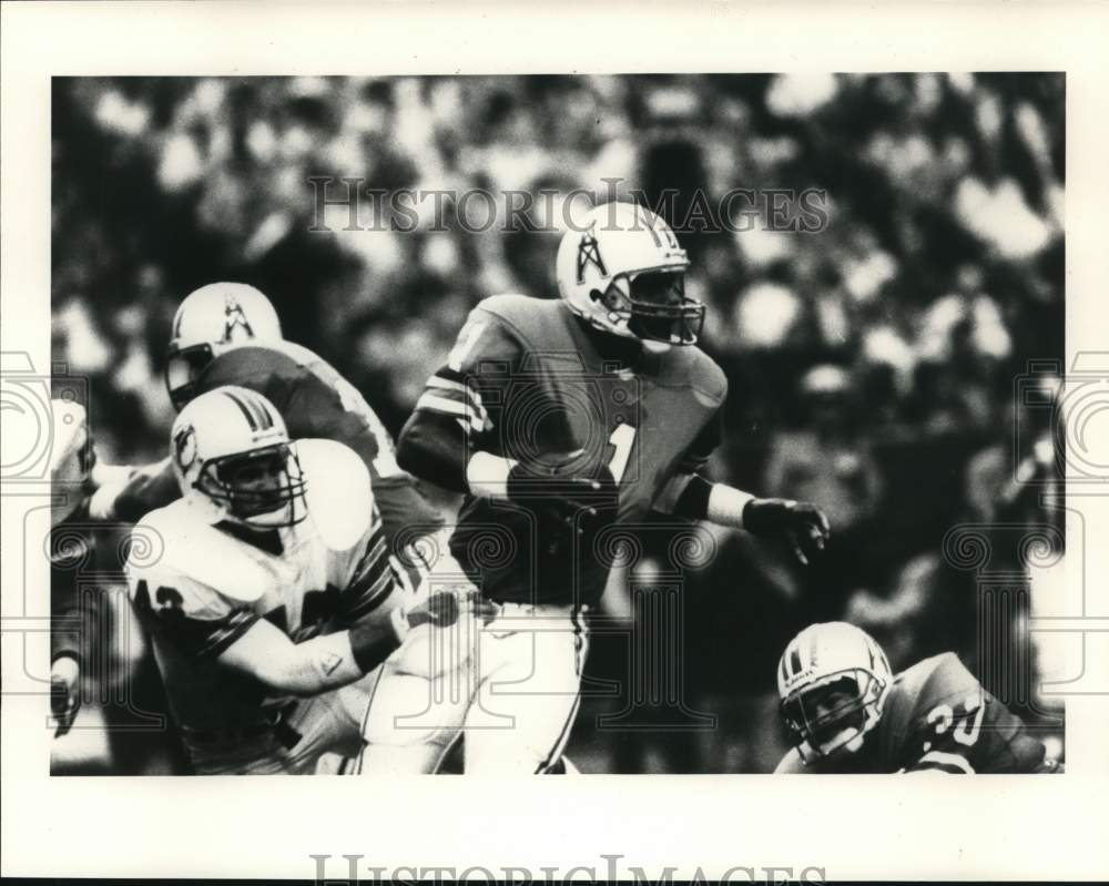 1985 Press Photo Bud Brovon of Dolphins, Warren Moon of Oilers in Football Game- Historic Images