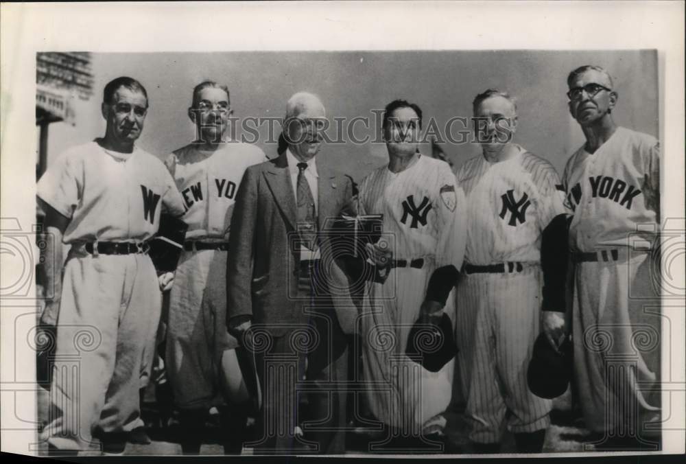 1959 Press Photo Joseph V. McCarthy with New York Yankees Baseball Players- Historic Images