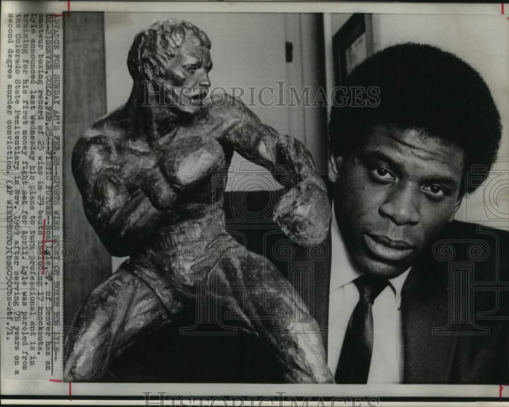 1971 Press Photo Ron Lyle, Boxer with Statue in Denver, Colorado - hpx00549- Historic Images