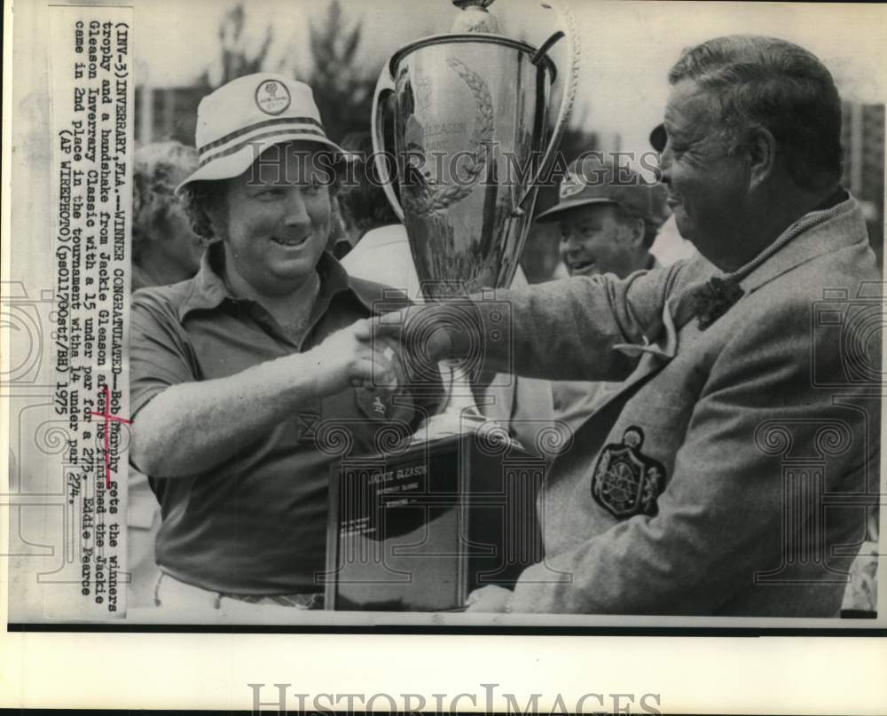 1975 Press Photo Bob Murphy awarded at Jackie Gleason Golf Classic in Florida- Historic Images