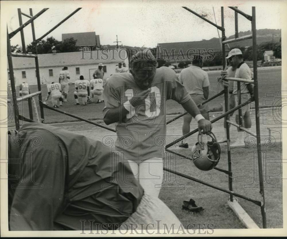 1969 Press Photo Houston Oilers Football Player Don Trull during Workout break- Historic Images