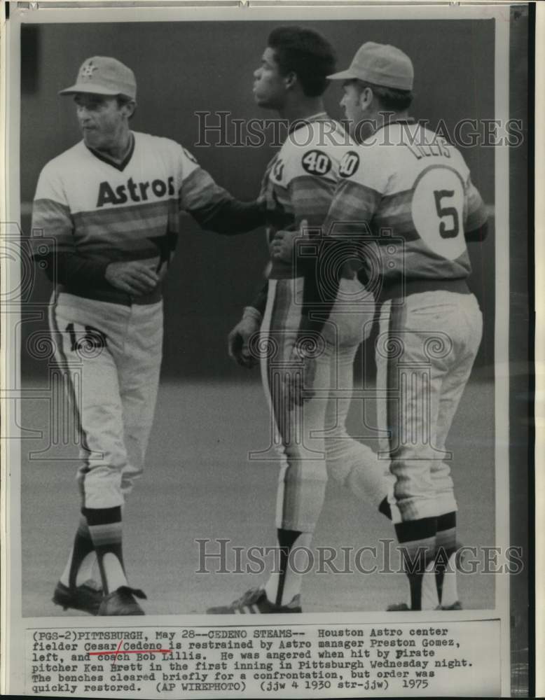 1975 Press Photo Cesar Cedeno restrained by Houston Astros Baseball Managers- Historic Images