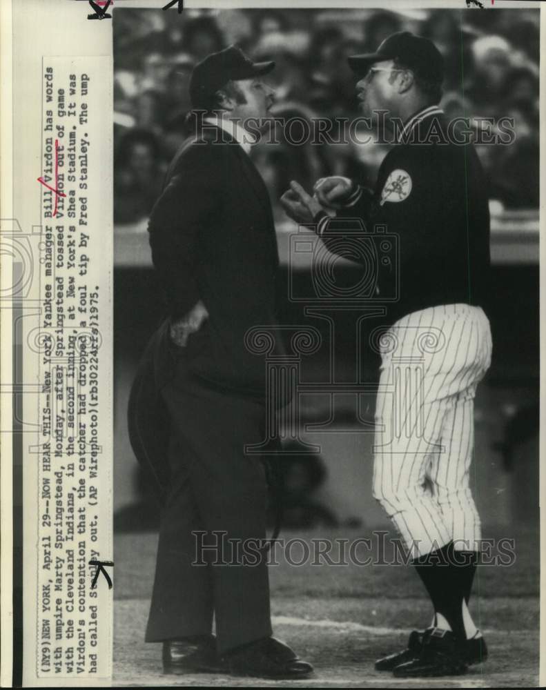 1975 Press Photo New York Yankee Baseball Manager Bill Virdon with Umpire- Historic Images