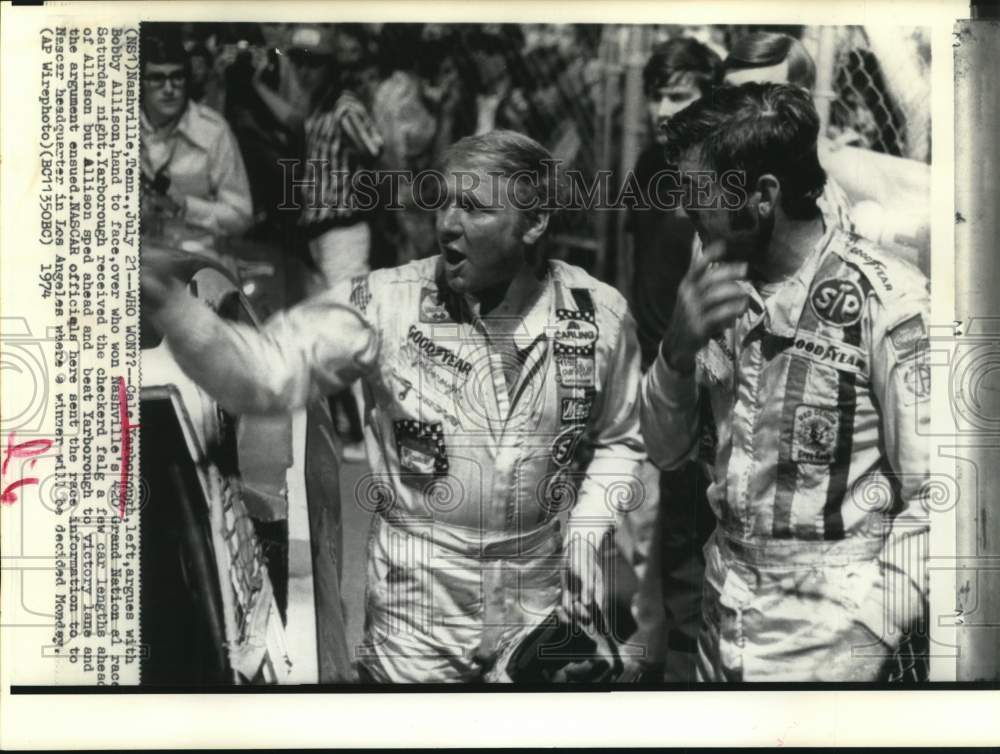 1974 Press Photo Cale Yarborough argues with Bobby Allison at Nashville 420 Race- Historic Images