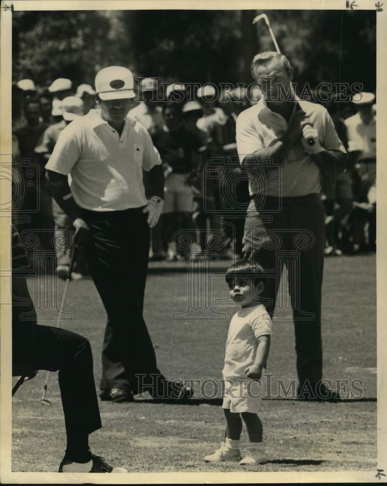 1971 Press Photo Tony Trevino, son of Golfer Lee Trevino with Arnold Palmer- Historic Images