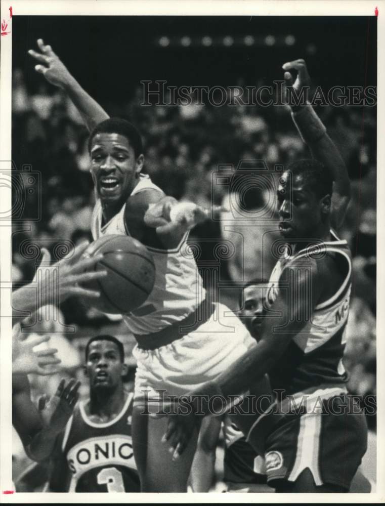 1986 Press Photo Houston Rockets Rodney McCray, Nate McMillan in Basketball Game- Historic Images
