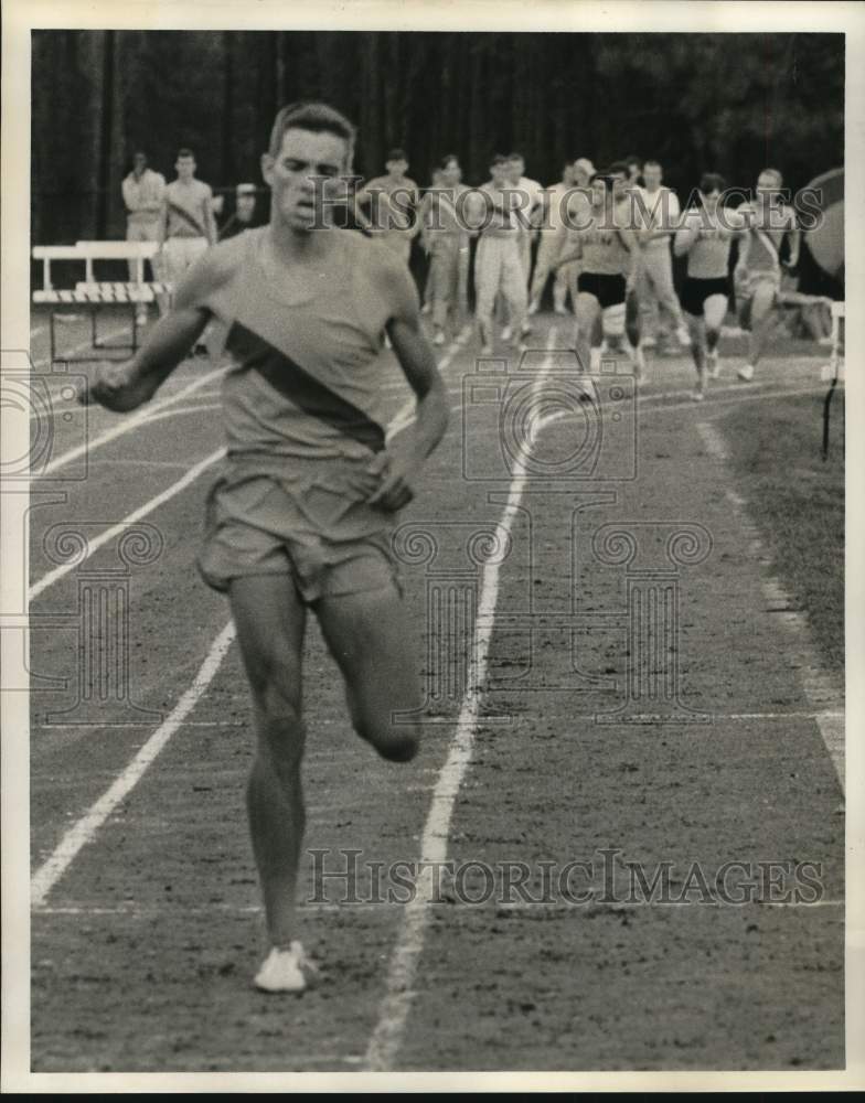 1967 Press Photo Dave Morton wins Memorial 880 Yard Dash - hpx02235- Historic Images