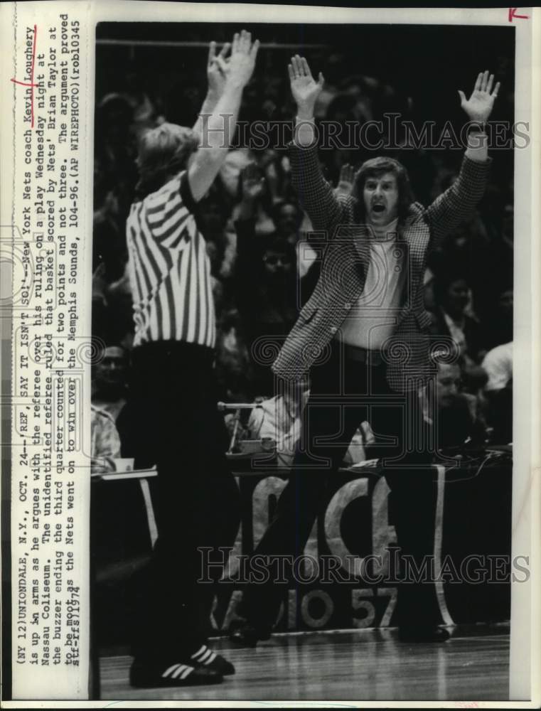 1974 Press Photo New York Nets Basketball Kevin Loughery argues, Referee- Historic Images