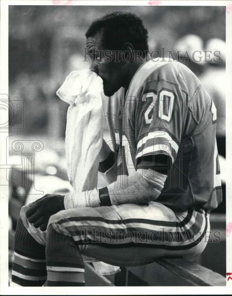 1982 Press Photo Willie Tullis, Houston Oilers Football Player on sidelines- Historic Images