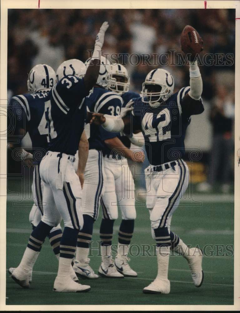 1987 Press Photo Willie Tullis celebrates with his Colts Football Teammates- Historic Images