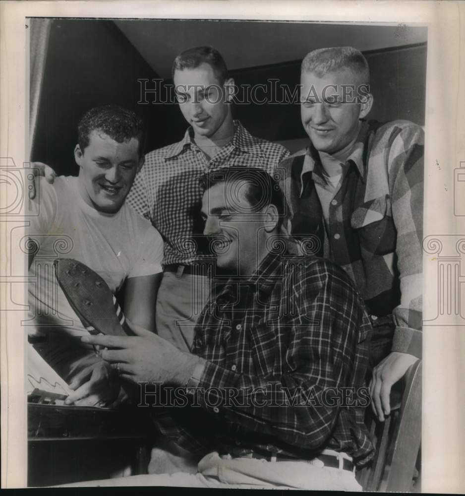 1958 Press Photo 2nd Lieutenant Bob Mathias, Olympic Track Star, with Shoes- Historic Images