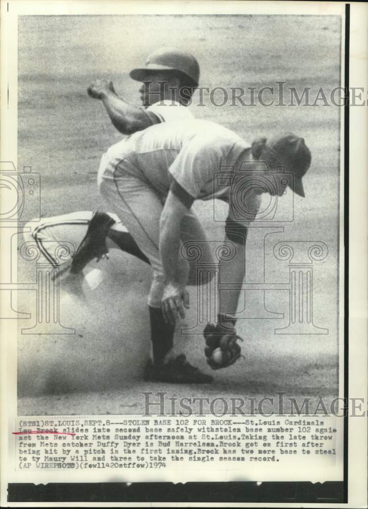 1974 Press Photo St. Louis Cardinals Baseballer Lou Brock steals base, Mets Game- Historic Images