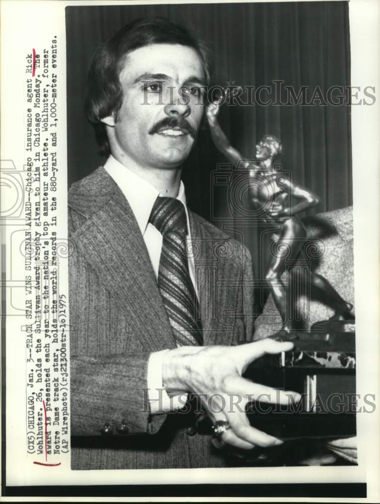 1975 Press Photo Rick Wohlhuter holds Sullivan Award Trophy in Chicago, Illinois- Historic Images