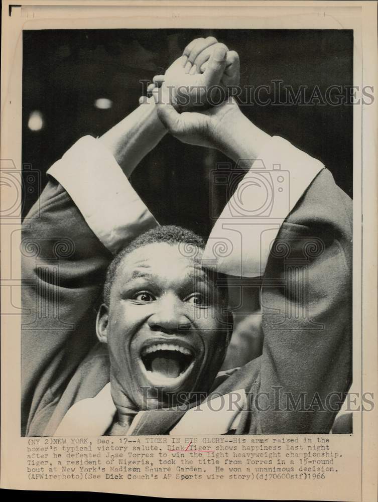 1966 Press Photo Dick Tiger shows a boxer's victory salute after his win in N.Y.- Historic Images