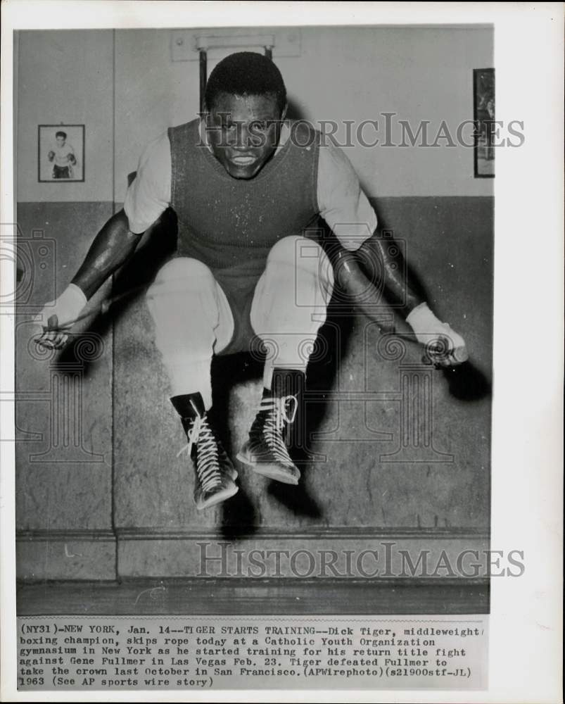 1963 Press Photo Dick Tiger, boxing champ, trains for a fight, in a New York gym- Historic Images