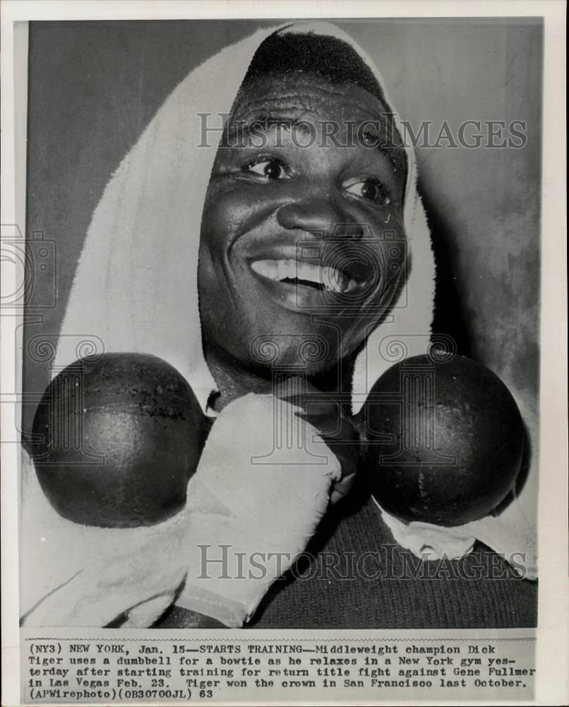 1963 Press Photo Boxing champ, Dick Tiger, relaxes after training in a N.Y. gym- Historic Images