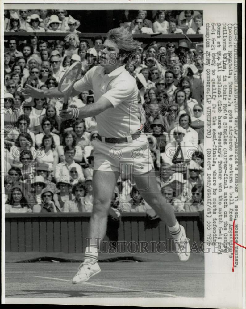 1975 Press Photo Roscoe Tanner returns a shot during Wimbledon tennis action- Historic Images