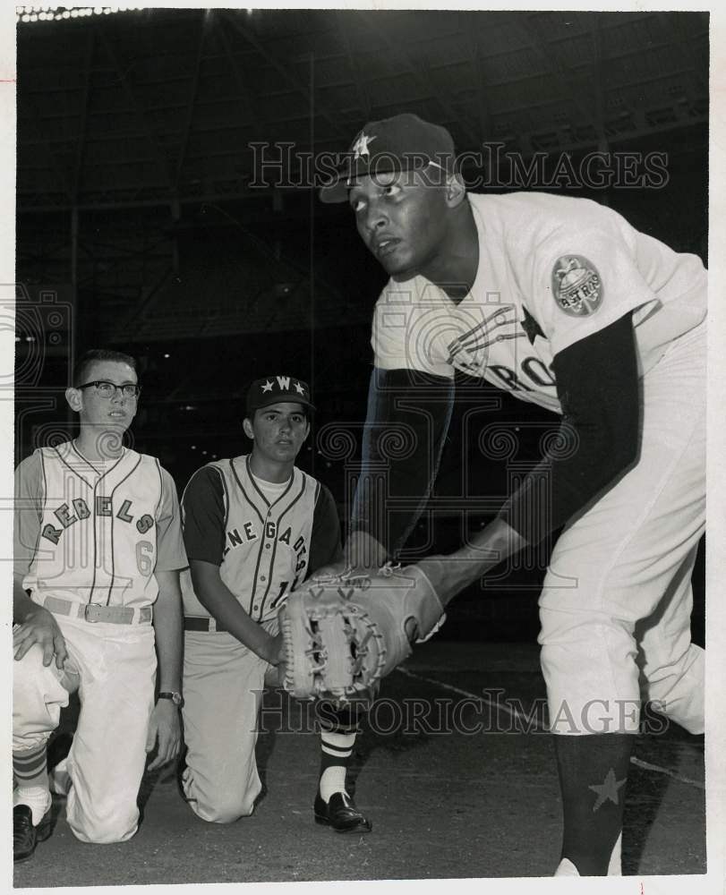 1965 Press Photo Houston Astros player Walter Bond teaches kids about baseball- Historic Images