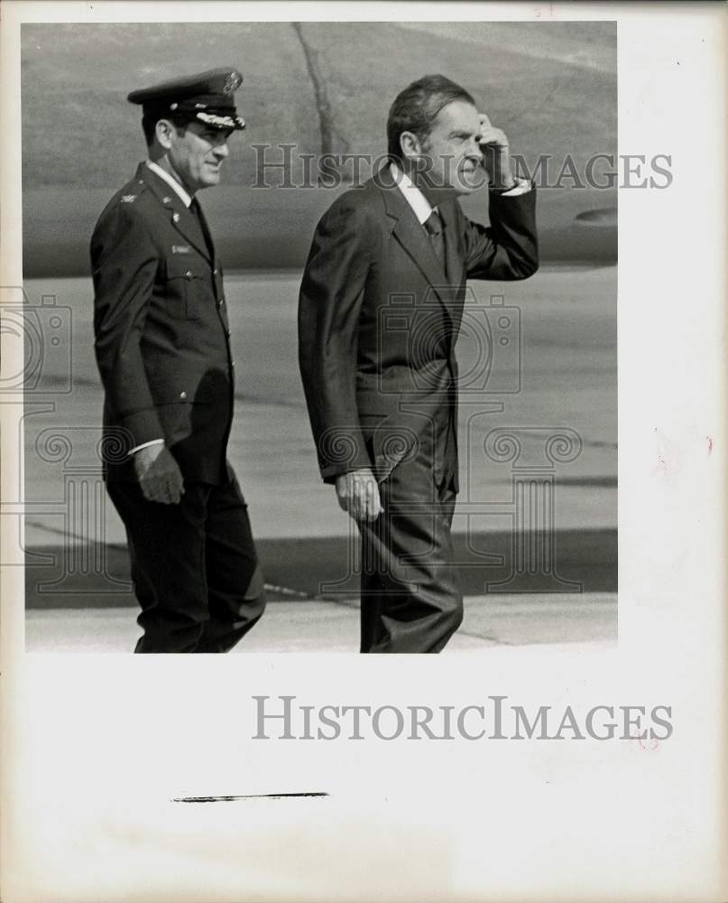 1974 Press Photo President Richard Nixon with Col. Robison during Houston visit- Historic Images