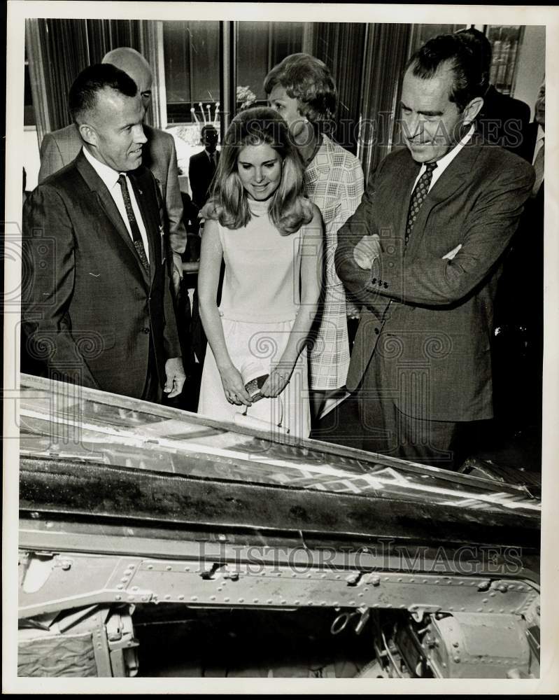 1968 Press Photo Richard Nixon and family tour facility with Gordon Cooper- Historic Images