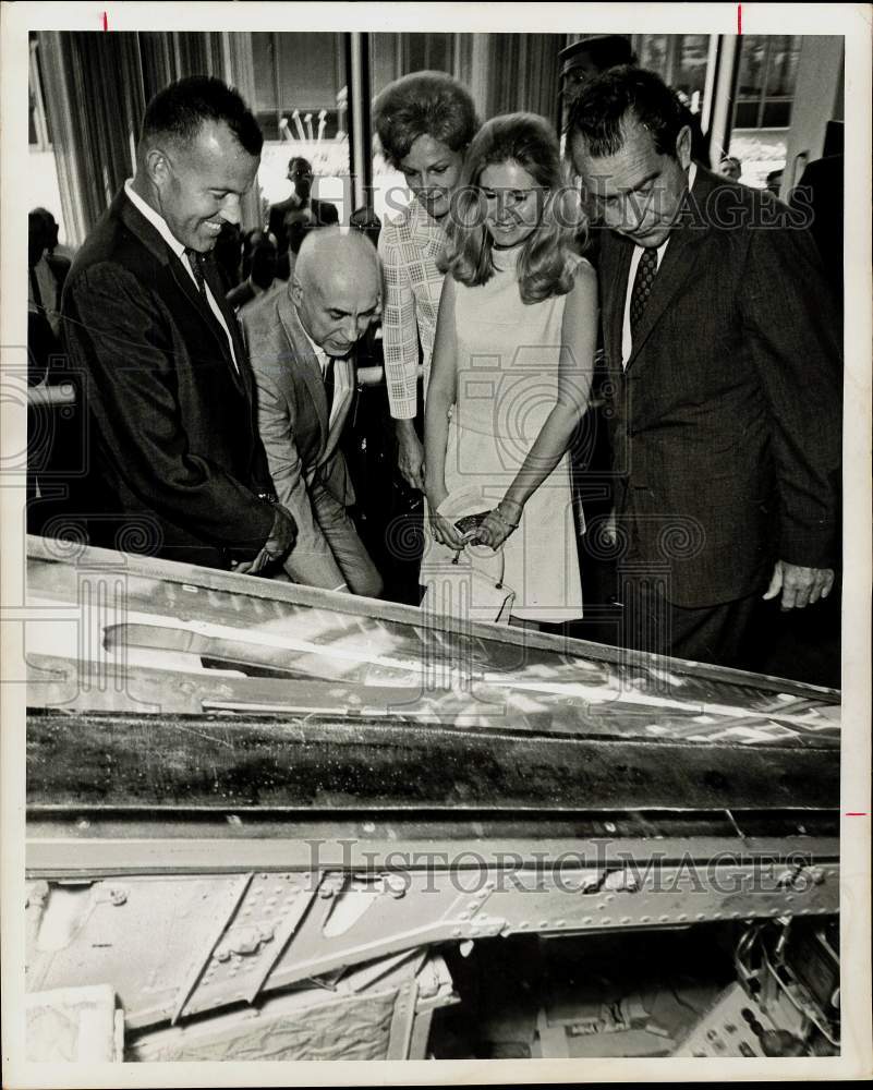 1968 Press Photo Richard Nixon and family with Dr. R. Gilruth &amp; Gordon Cooper- Historic Images