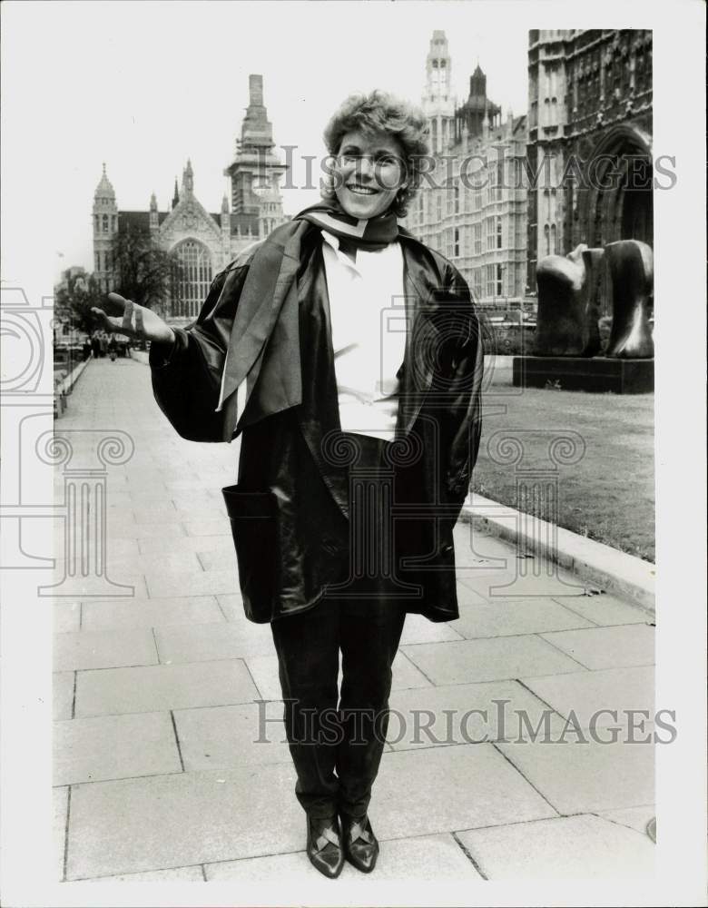 1985 Press Photo Singer Anne Murray hosts CBS TV show in London - hpx04090- Historic Images