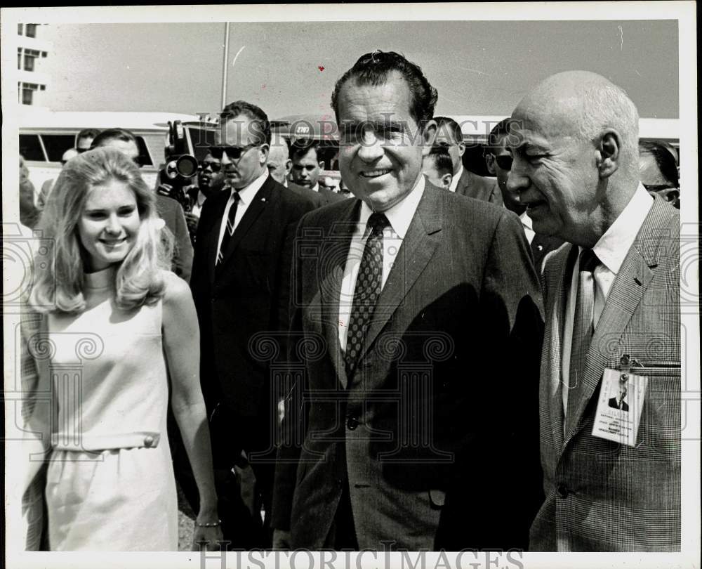 1968 Press Photo Presidential hopeful Richard Nixon with daughter &amp; official, TX- Historic Images