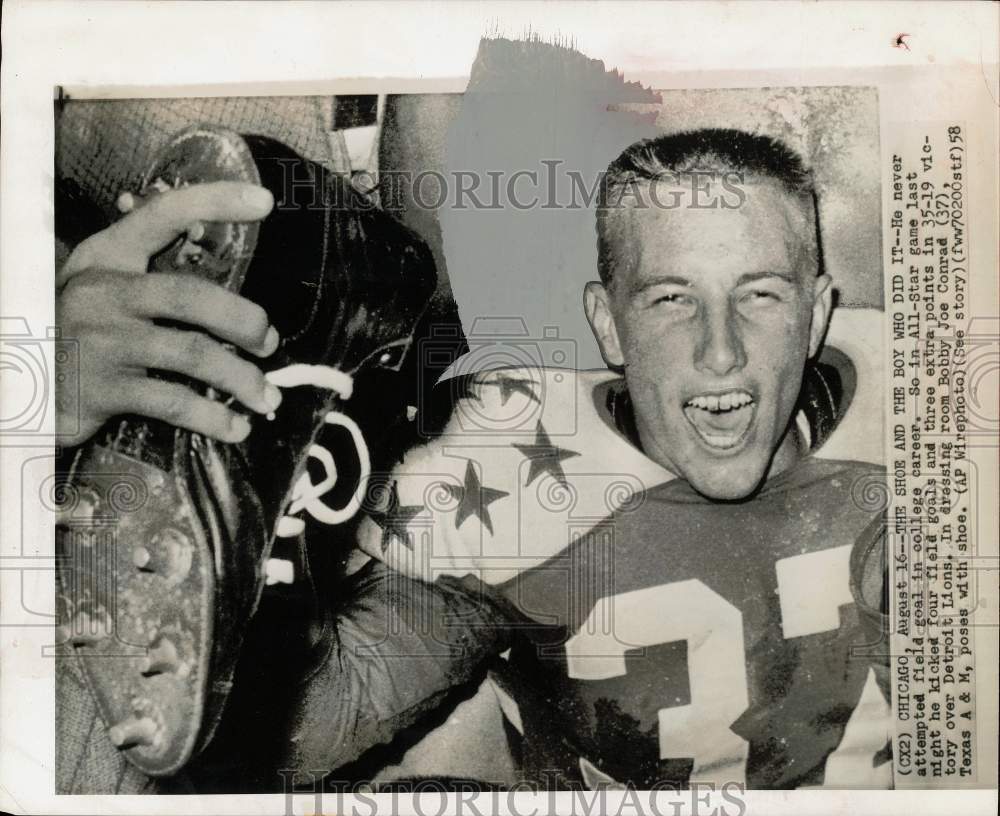 1958 Press Photo Field goal kicker Bobby Joe Conrad in Chicago dressing room- Historic Images