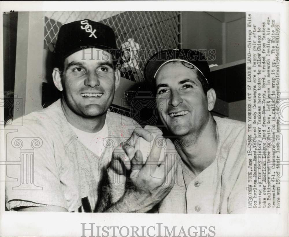 1955 Press Photo White Sox baseball teammates Harry Byrd, Sandy Consuegra in NY- Historic Images