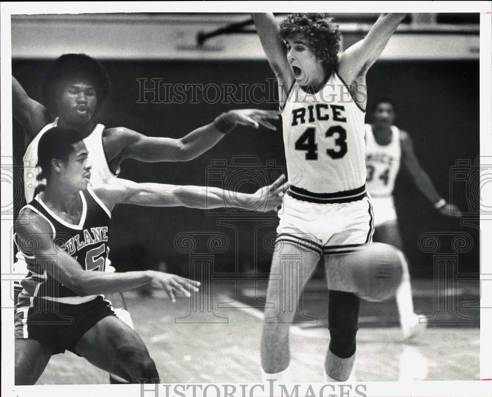 1980 Press Photo Rice University basketball player Robert Shaw leaps during game- Historic Images