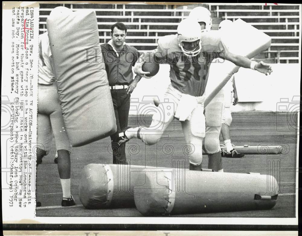 1971 Press Photo Univ. of Texas football player Jim Moore works out in Austin- Historic Images