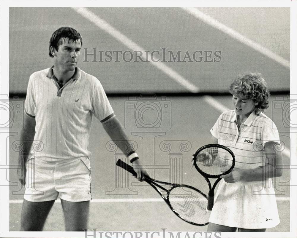 1983 Press Photo Roscoe Tanner comforts Andrea Jaeger during tennis match- Historic Images