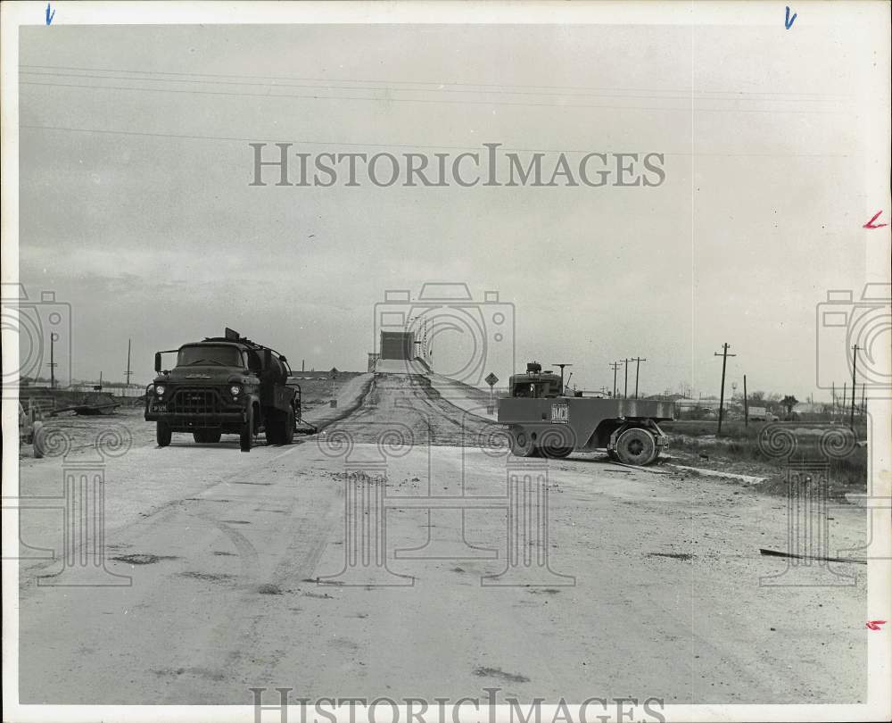 1963 Press Photo Construction on bridge in Texas - hpx04529- Historic Images