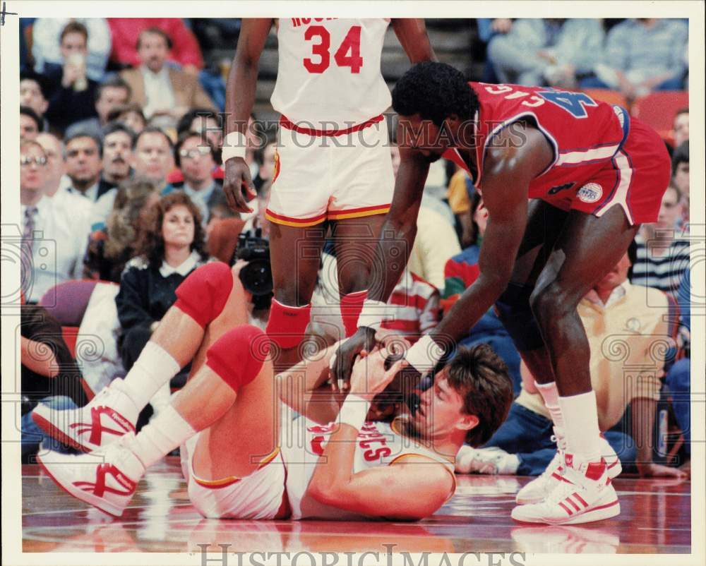 1988 Press Photo Rocket Jim Petersen, Clippers&#39; Michael Cage grab for basketball- Historic Images