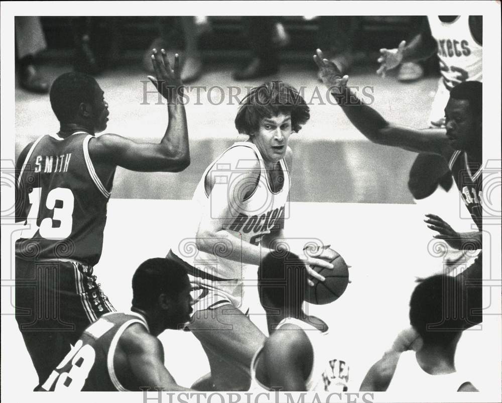 1981 Press Photo Rockets&#39; Billy Paultz grabs rebound during basketball game- Historic Images