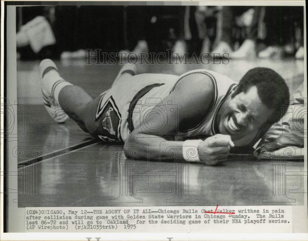 1975 Press Photo Bulls&#39; Chet Walker after collision in basketball game, Chicago- Historic Images