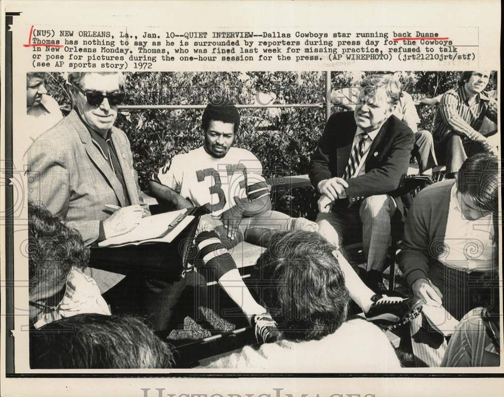 1972 Press Photo Cowboys football star Duane Thomas surrounded by press in NOLA- Historic Images