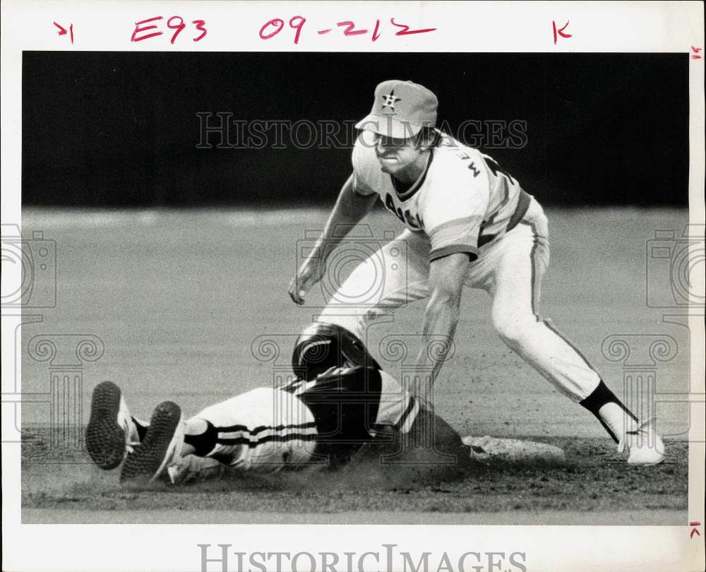 1978 Press Photo Houston Astros player Roger Metzger tags player out - hpx04804- Historic Images