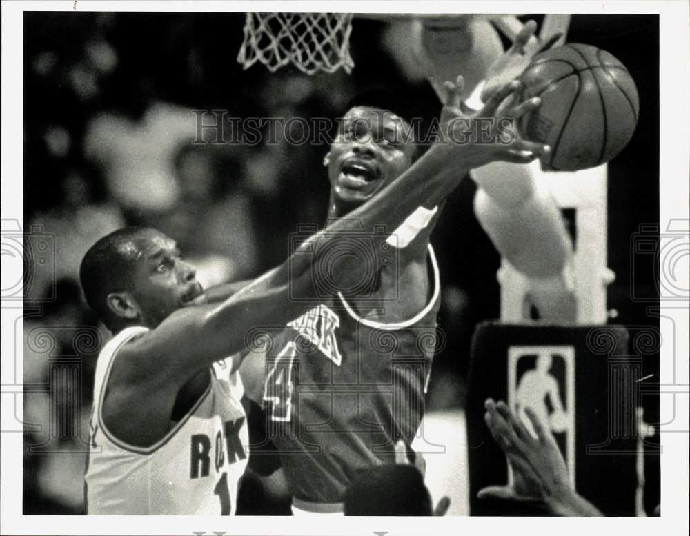 1987 Press Photo Knicks&#39; Jawann Oldham, Rocket Cedric Maxwell lunge for rebound- Historic Images